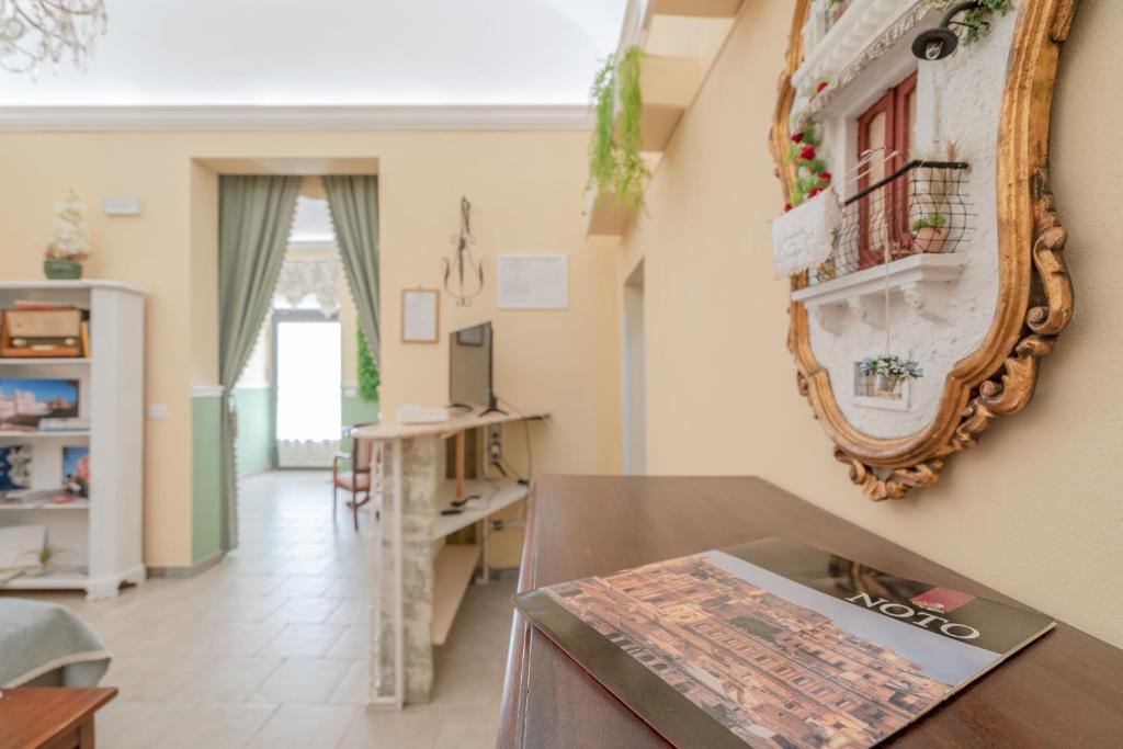 A kitchen or kitchenette at Pomona Noto