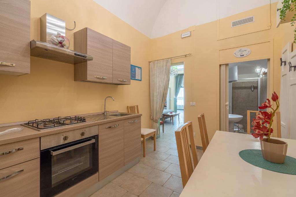 A kitchen or kitchenette at Pomona Noto
