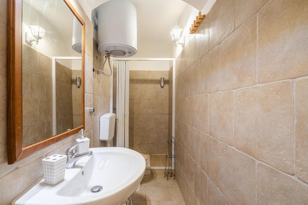 A bathroom at Pomona Noto