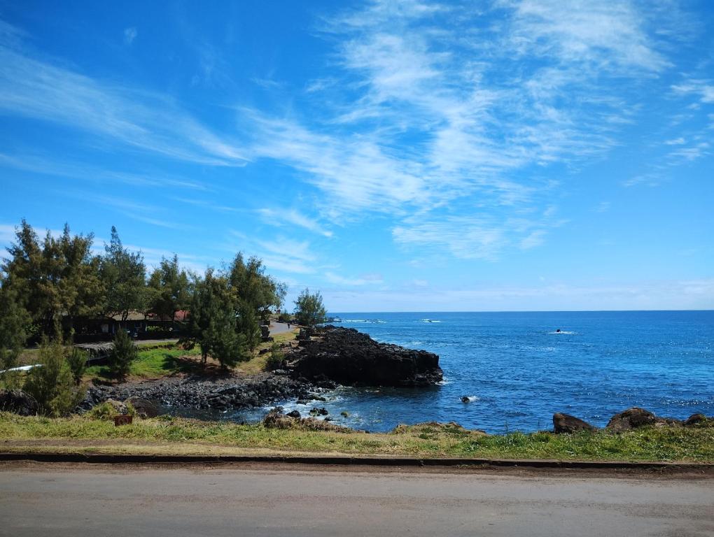 una vista del océano desde el lado de una carretera en Cabañas Kitai en Hanga Roa