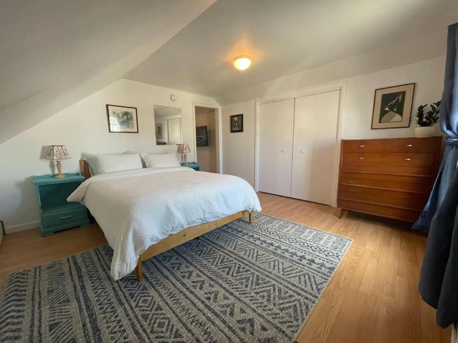 um quarto com uma cama grande e um tapete em Centrally Located Winooski Apartment em Winooski