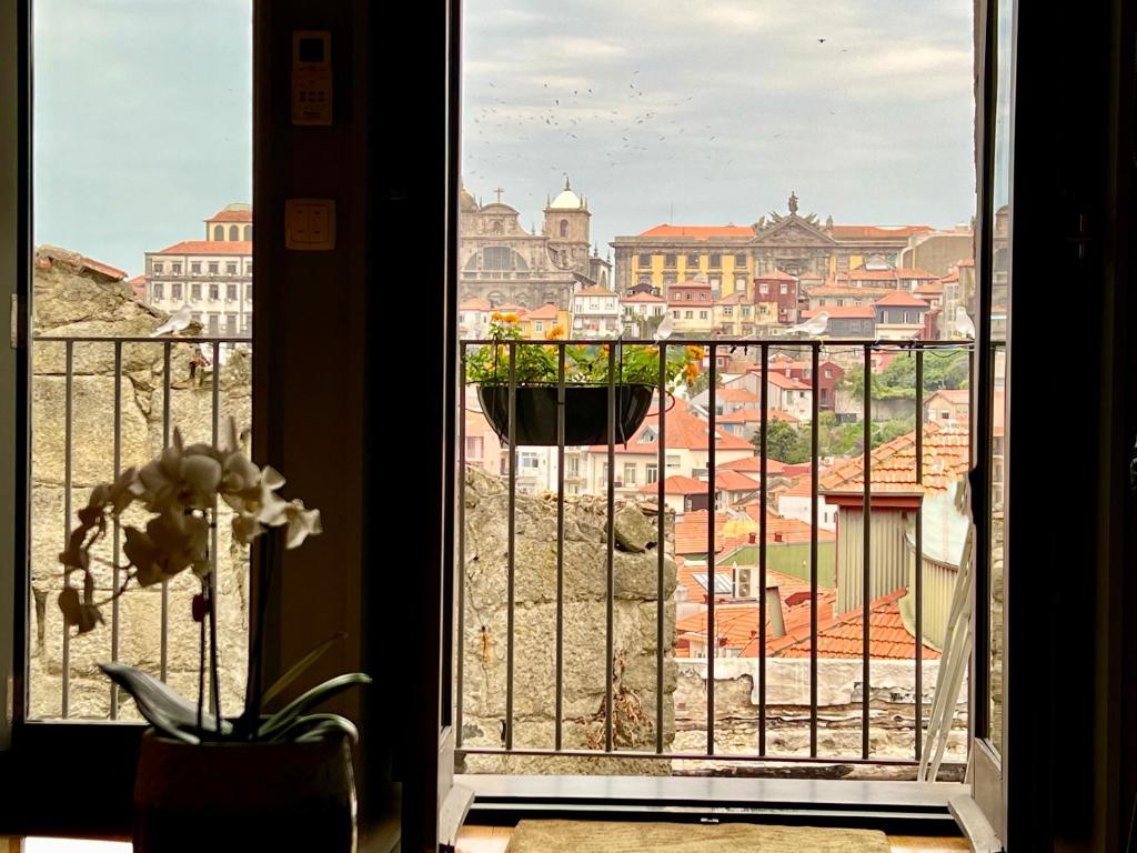 ポルトにあるアーバン アパートメント カーサ ダ ポルテラの市街の景色を望む窓