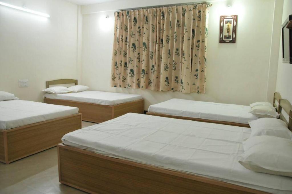 Postel nebo postele na pokoji v ubytování MYSORE MAHALAKSHMI ROOMS