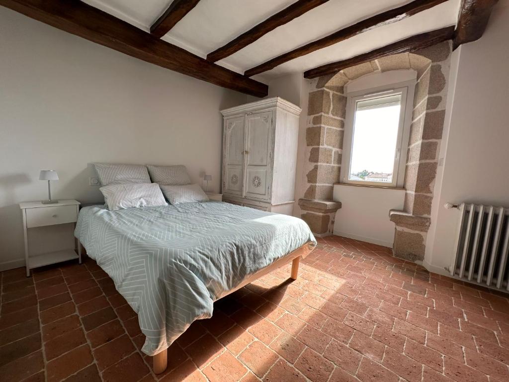 Ένα ή περισσότερα κρεβάτια σε δωμάτιο στο LE RELAIS DU ROY - Maison proche Cholet et Puy dufou