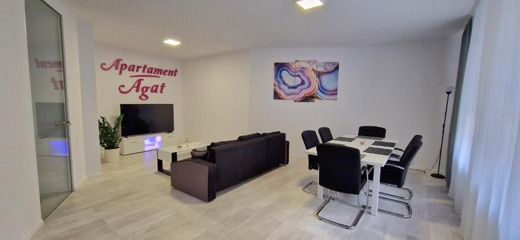 Μια τηλεόραση ή/και κέντρο ψυχαγωγίας στο Apartament Agat