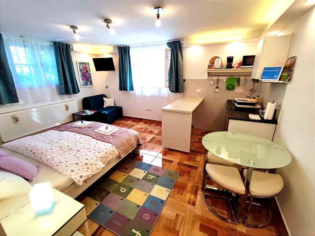 Cette petite chambre comprend un lit et un bureau. dans l'établissement Studio apartmani L'ART, à Zagreb