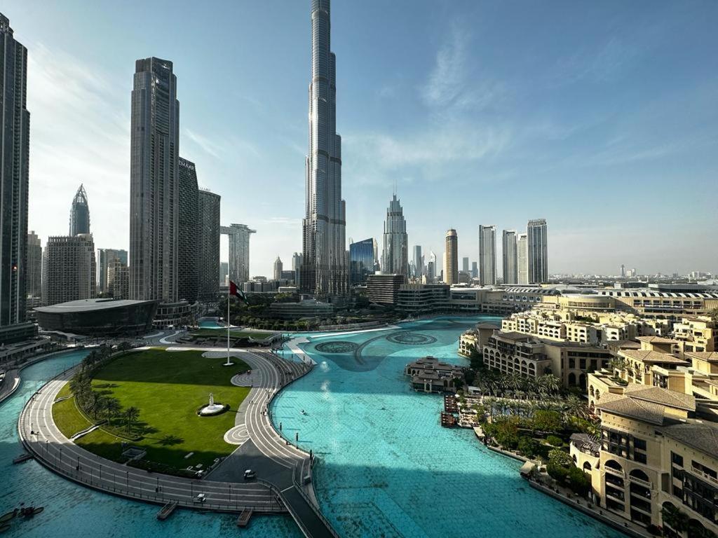 vistas a una ciudad con río y edificios en Durrani Homes - Grandiose 5BR Besides Dubai Mall with Burjkhalifa and Fountain view, en Dubái