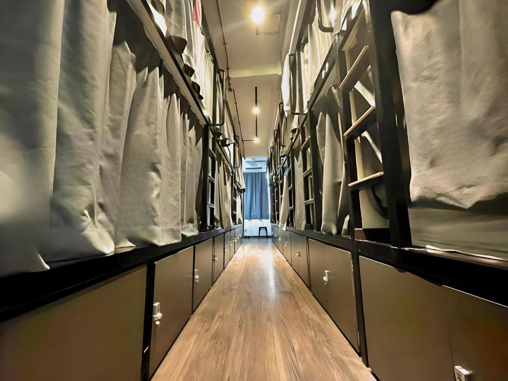 un largo pasillo de almohadas y mantas en Beary Best! Hostel Kampong Glam, en Singapur