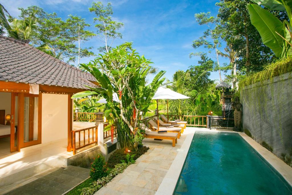 een afbeelding van een villa met zwembad bij Pesantian Villa and Warung in Ubud