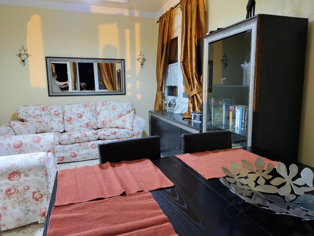 een woonkamer met een bank en een tafel bij ADEM'S SUIT 1 in Alanya