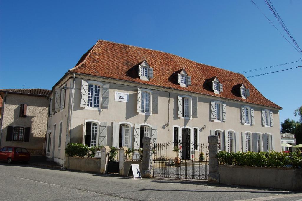 Casa blanca grande con techo marrón en La Maison d'Antan, en Arzacq-Arraziguet