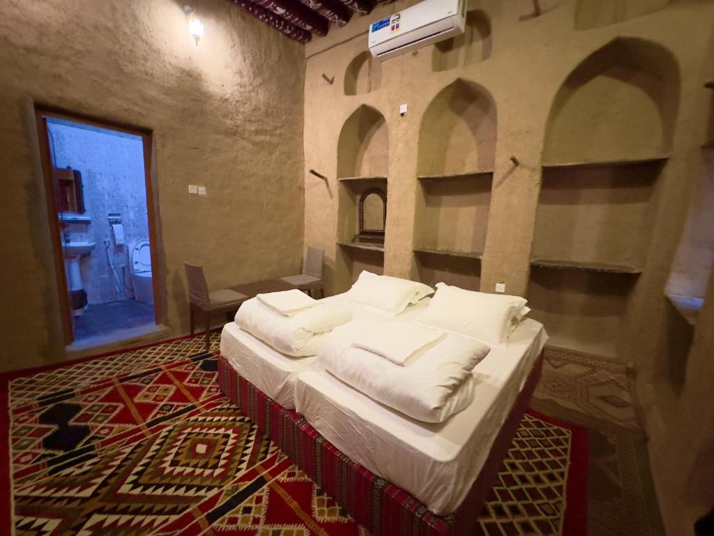 Postel nebo postele na pokoji v ubytování AL Hamra Heritage Inn