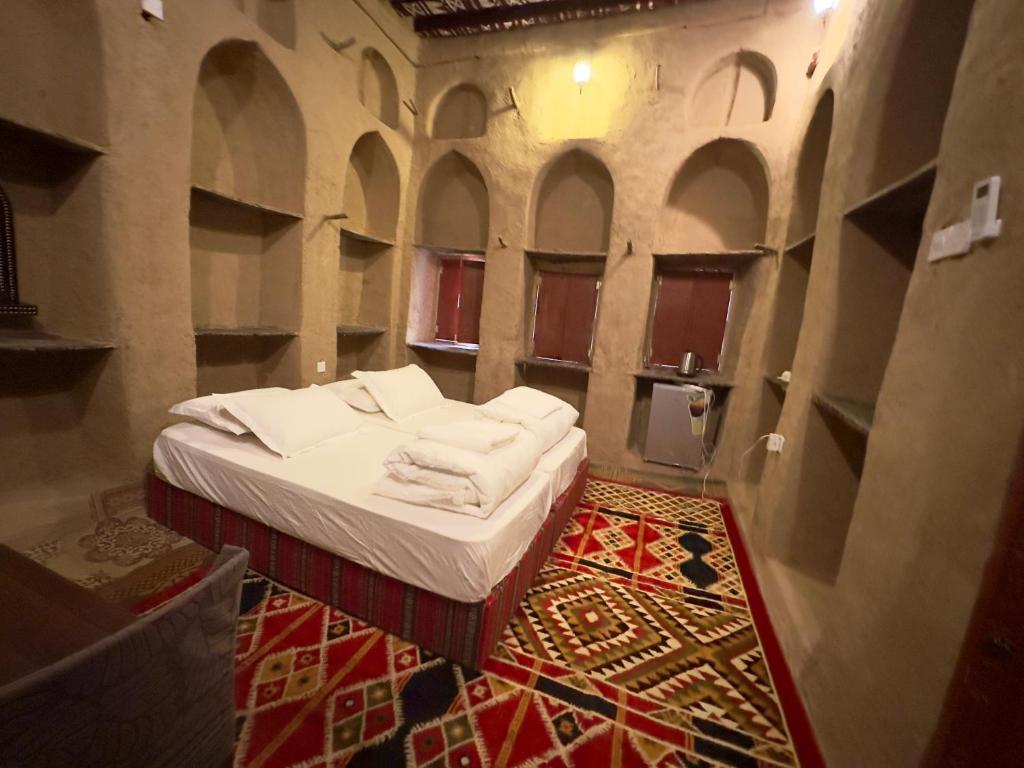 Postel nebo postele na pokoji v ubytování AL Hamra Heritage Inn