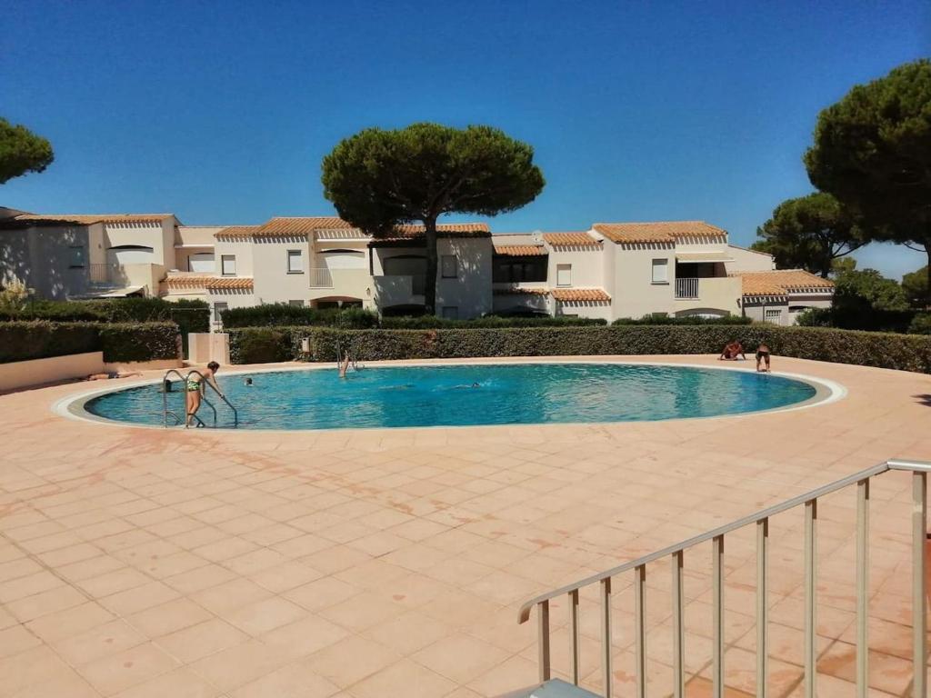 une piscine au milieu d'une cour dans l'établissement Appartement 4/6 Personnes Plain Pied - 5min Plage - Piscine en face, au Cap d'Agde