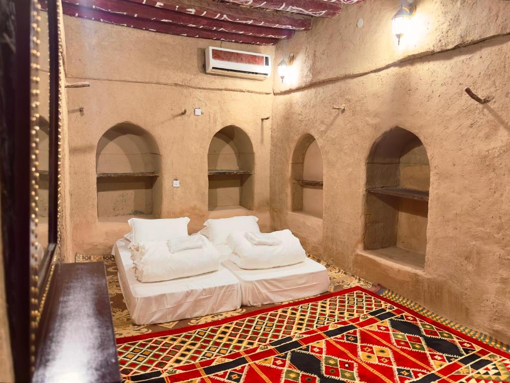 Postel nebo postele na pokoji v ubytování AL Hamra Heritage Inn