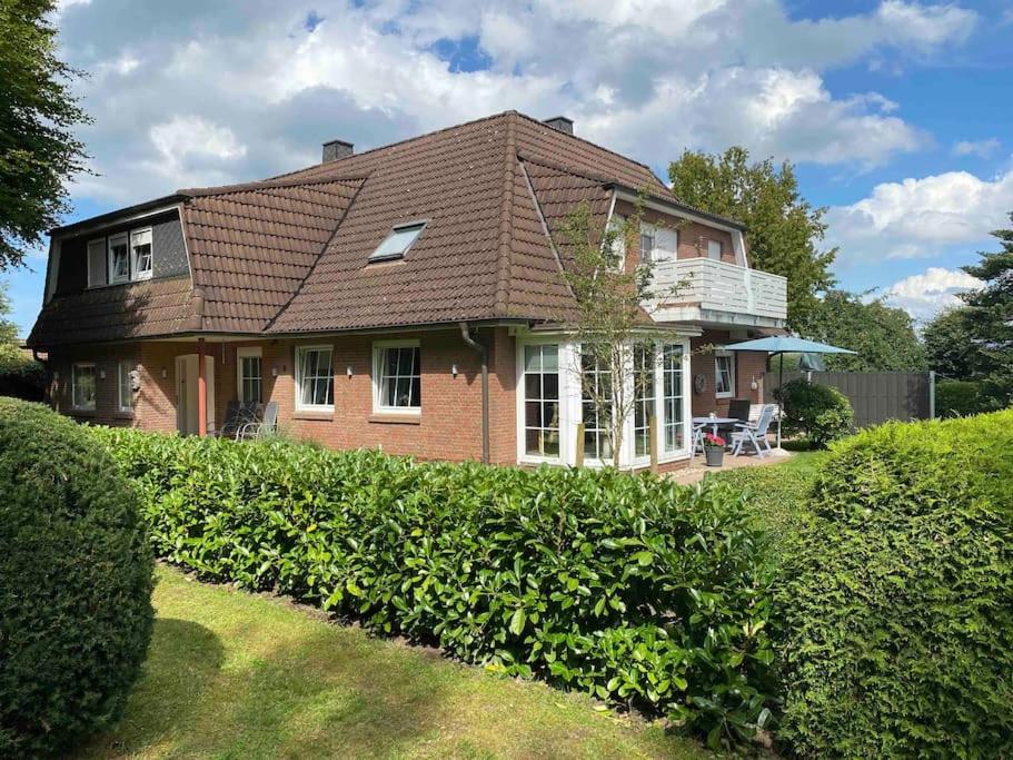 a red brick house with a roof at Ferienwohnung Sommer in Bramstedt