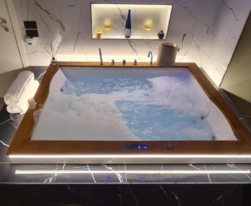 d'une baignoire avec un lavabo recouvert de neige. dans l'établissement Suite Pizzo jacuzzi rooms, à Pizzo