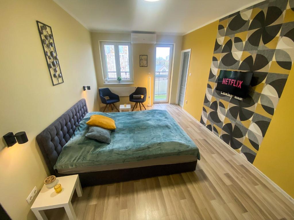 ein Schlafzimmer mit einem großen Bett in einem Zimmer in der Unterkunft Fresh smartly designed Studio Flat & sunny balcony in Budapest