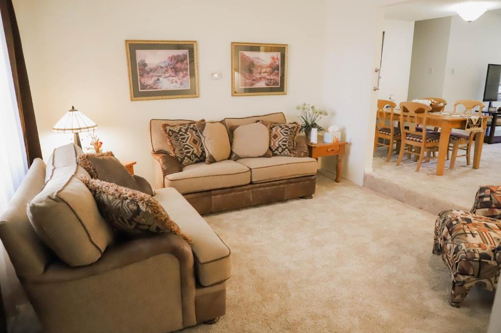 uma sala de estar com 2 sofás e uma sala de jantar em 3Br 2Ba Charming gem near shops, restaurants, and hospitals em Albuquerque