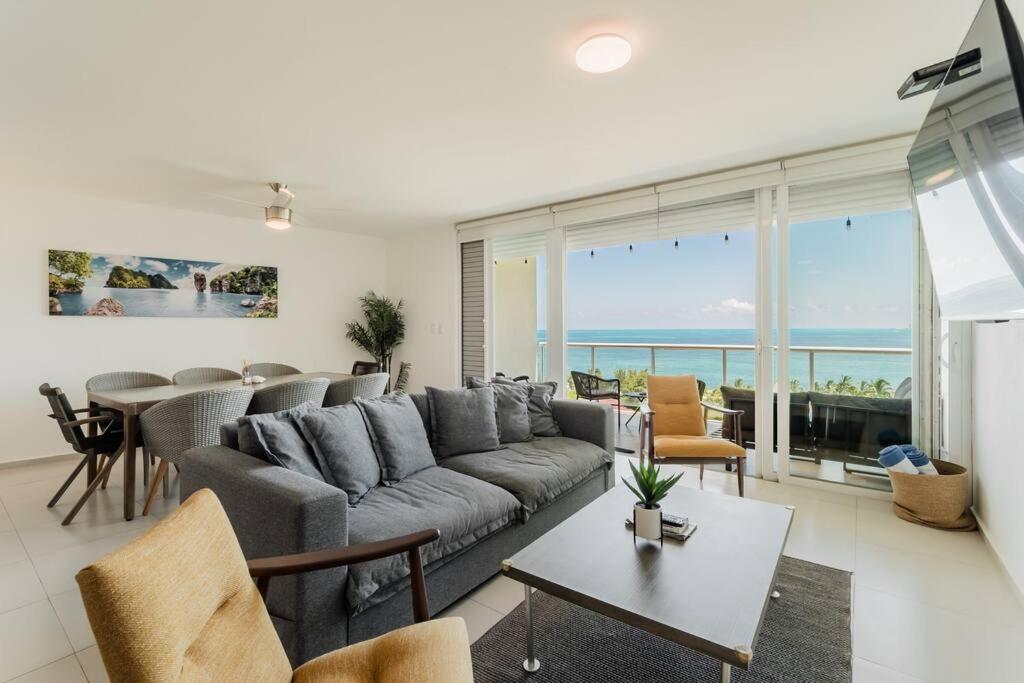 een woonkamer met een bank en een tafel bij BLUE DREAM Beachfront 2 BDR by Casa Paraiso in Cancun