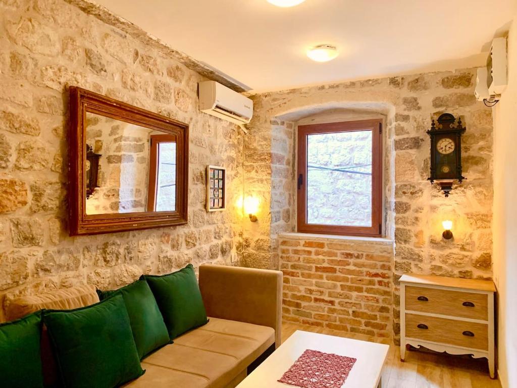 een woonkamer met een bank en een raam bij The Way Up in Kotor