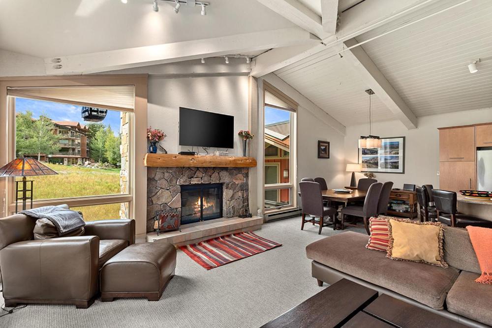 Televisyen dan/atau pusat hiburan di Enclave 308, Snowmass Ski-In/Ski-Out Condo w/Shared Pool/Hot Tub
