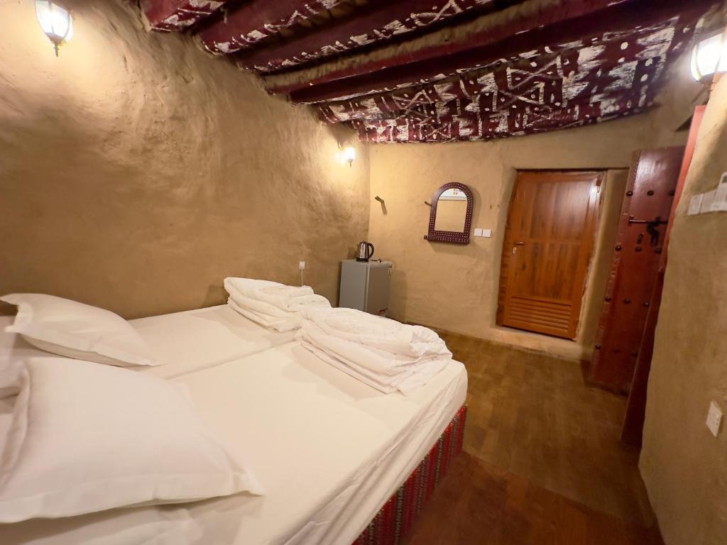 Postel nebo postele na pokoji v ubytování AL Hamra Heritage Inn