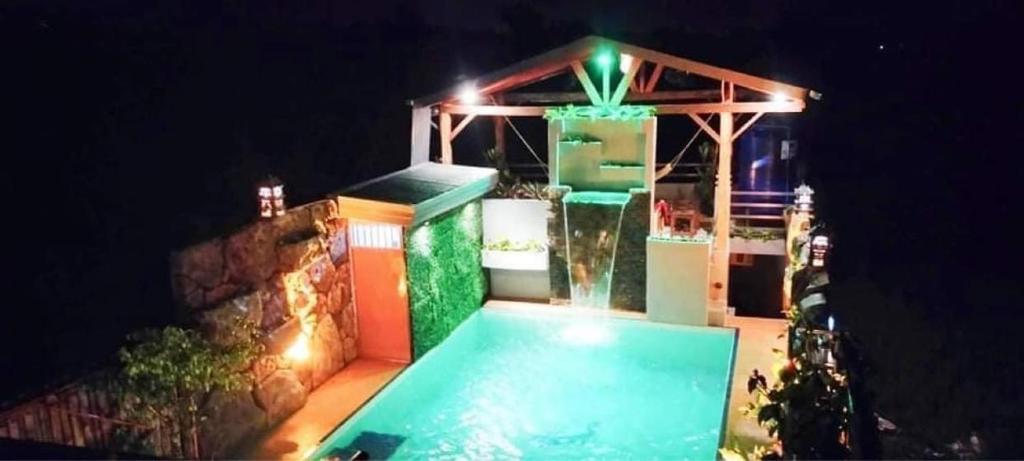 una casa con piscina por la noche en Siargao Vibes Private Resort en Bago