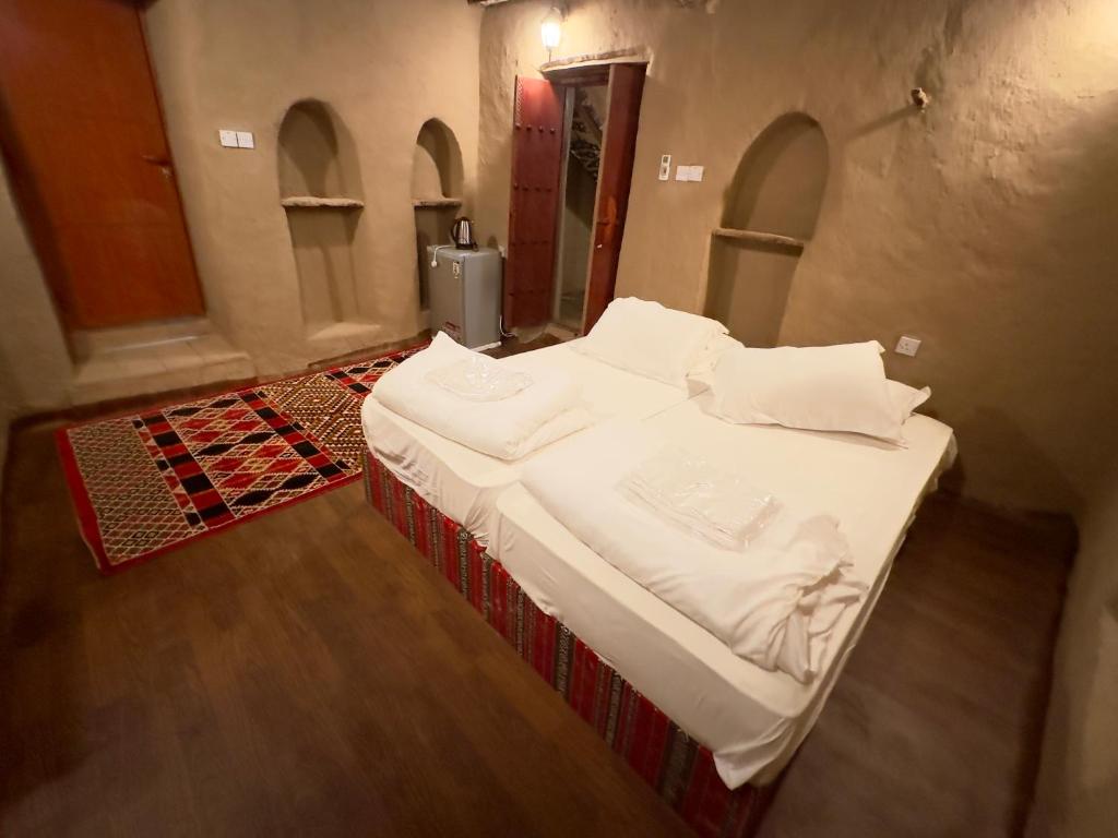 Postel nebo postele na pokoji v ubytování AL Hamra Heritage Inn