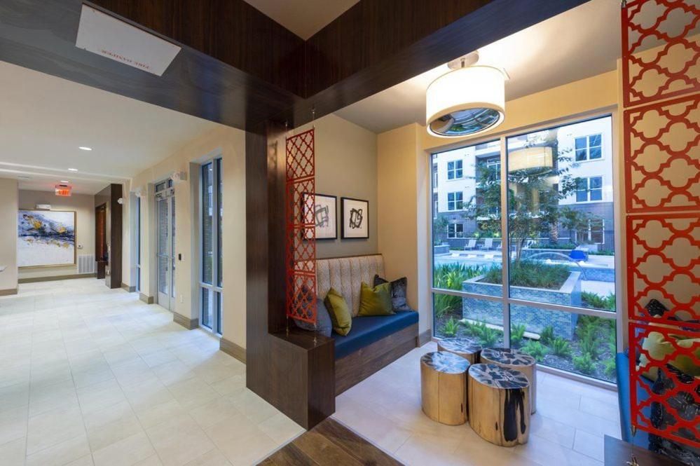 um corredor com uma grande janela num edifício em Coolest Luxury Palace Downtown em Houston