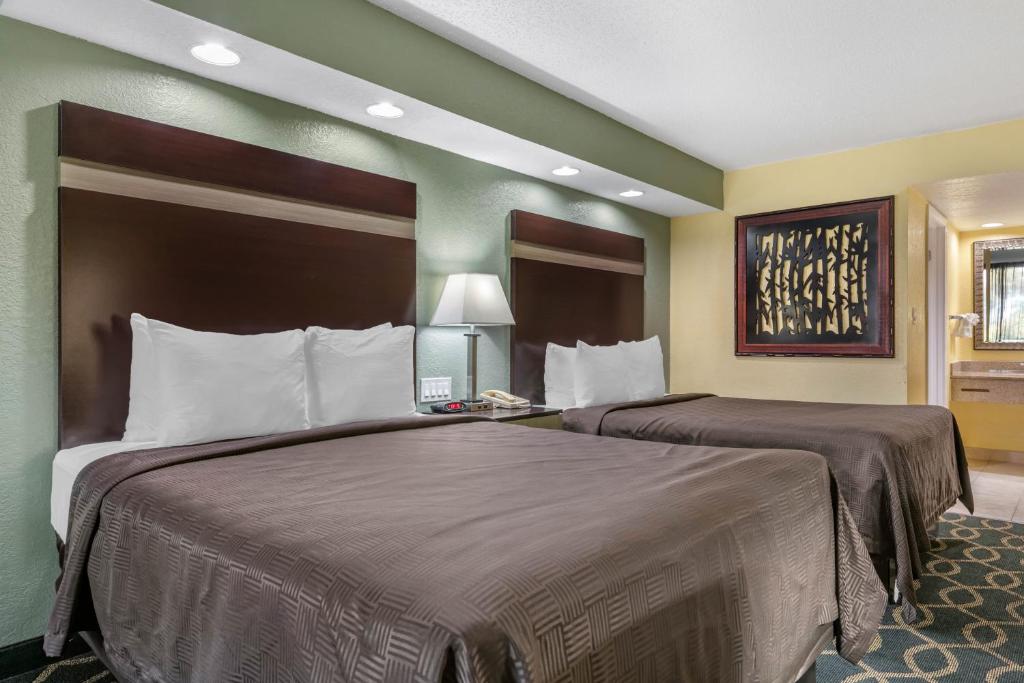 Clarion Inn Orlando International Drive - ICON Park - Queen Room With Two Queen Beds - Mobility Accessible/Non-Smoking