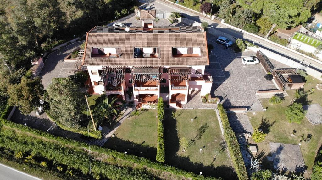 an aerial view of a house at Complesso La Foce - Clima, parcheggi, spazi esterni privati in Marina di Campo