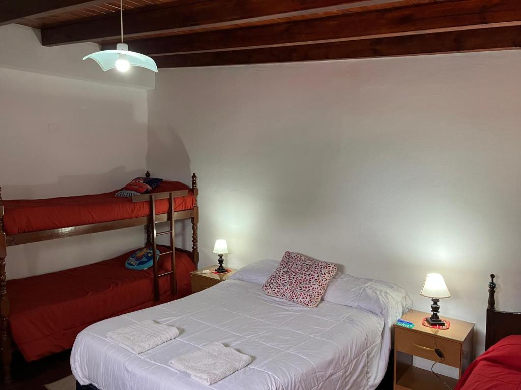 1 dormitorio con 1 cama y 2 literas en Like home 2 en Salta