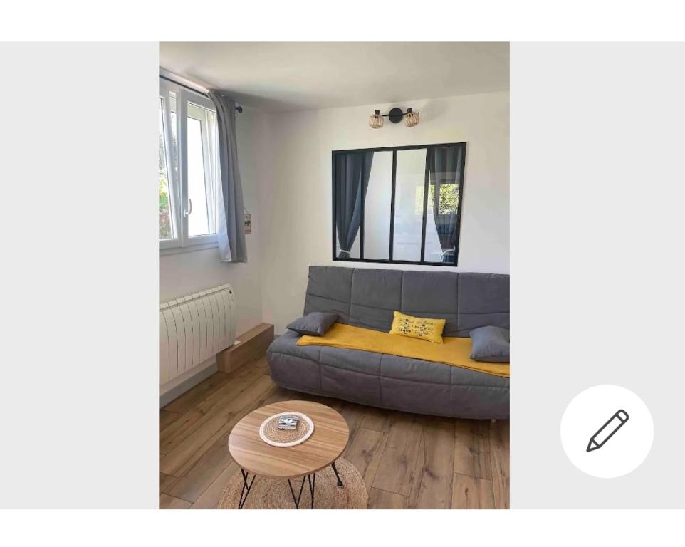 una sala de estar con un sofá y una mesa en Anna, en Pléboulle