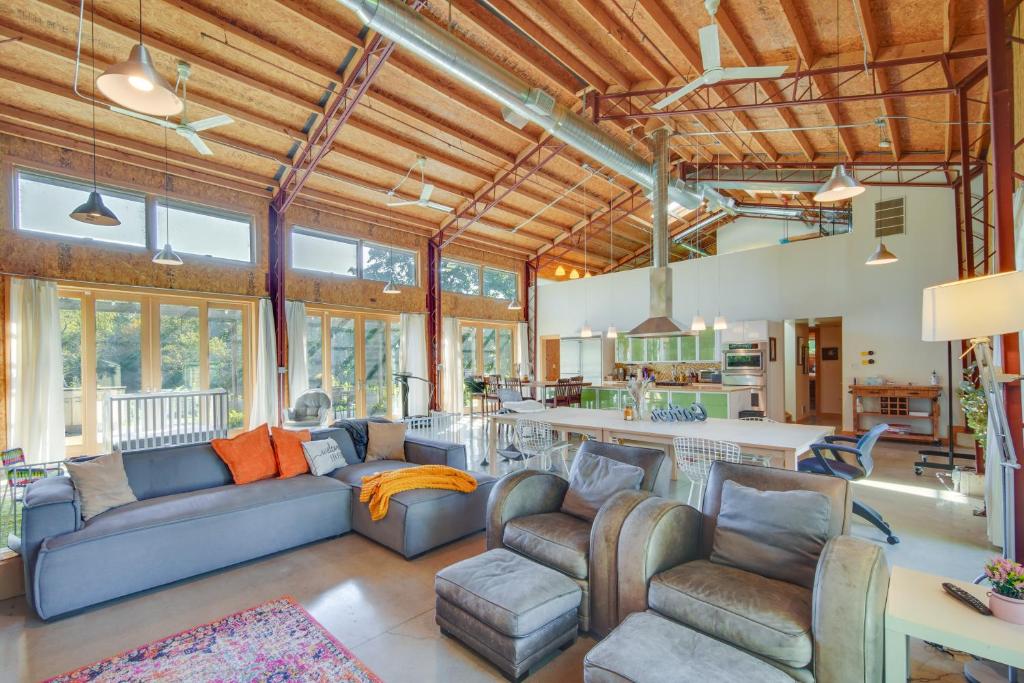 sala de estar amplia con sofás y cocina en Riverfront Libertyville Retreat with Outdoor Kitchen, en Libertyville