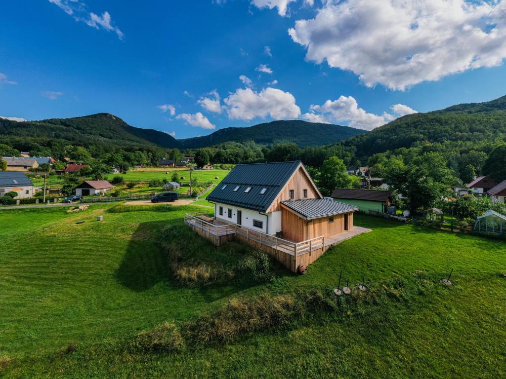 uma vista aérea de uma casa num campo verde em CHALET FERDINAND em Hejnice