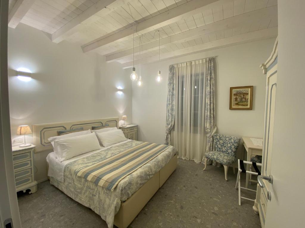 a bedroom with a bed and a desk and a chair at La casa di Giò: piccolo gioiello in centro Como in Como