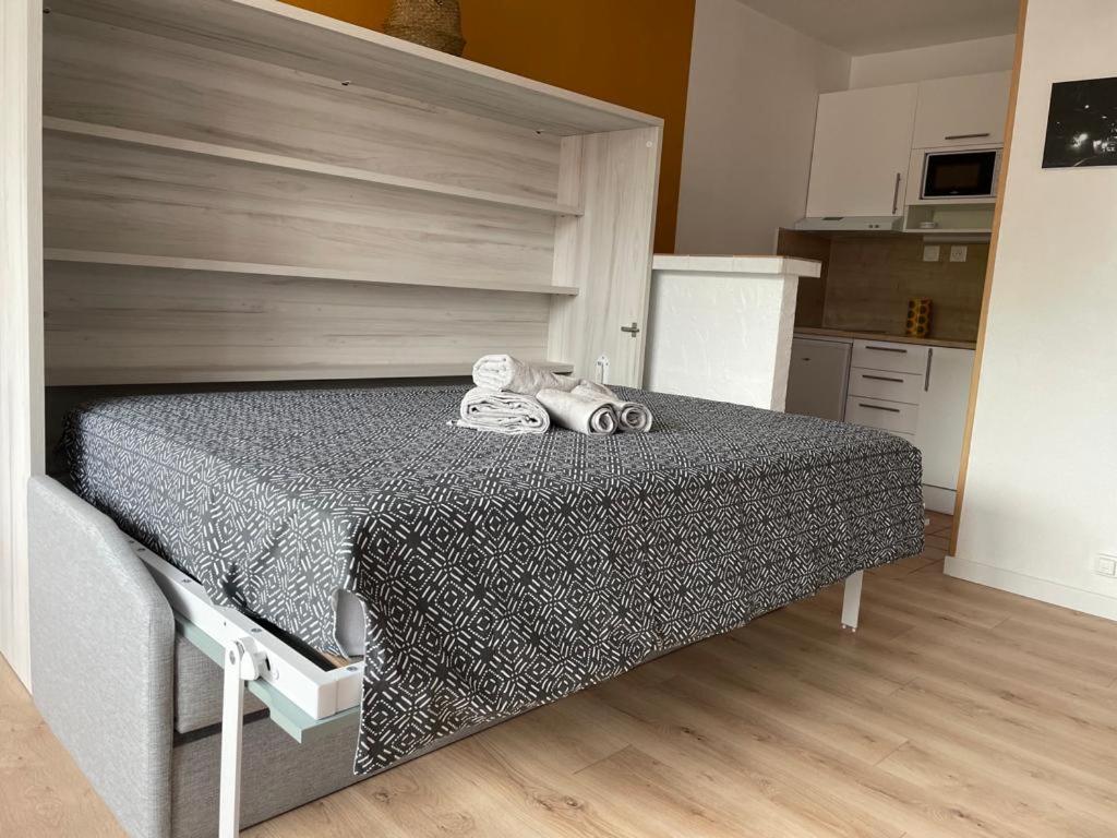 ein Schlafzimmer mit einem Bett mit Handtüchern darauf in der Unterkunft Studio Roma in Straßburg