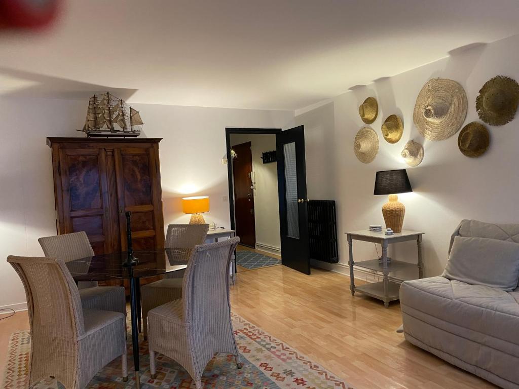 uma sala de estar com uma mesa e um sofá em Au coeur de ville em Quiberon