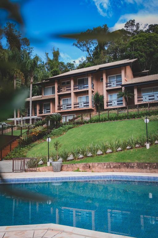 A piscina localizada em Village Du Lac Hotel ou nos arredores