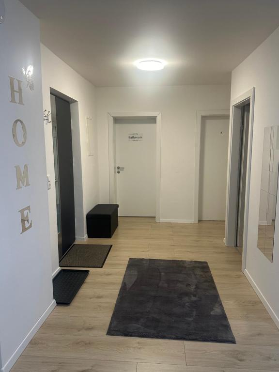 un corridoio con materassini sul pavimento di una camera di Appartement Niederthalheim 