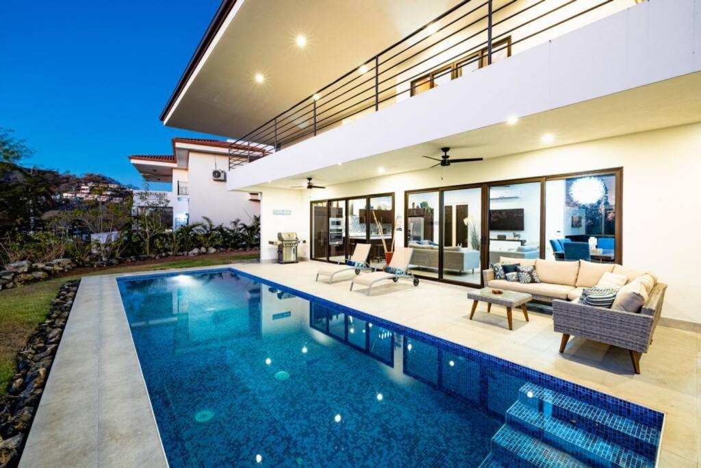 une villa avec une piscine dans une maison dans l'établissement Casa Blanca, à Playa Hermosa