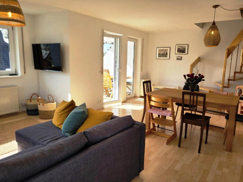 - un salon avec un canapé et une salle à manger dans l'établissement flat4 Steißlingen, à Steißlingen
