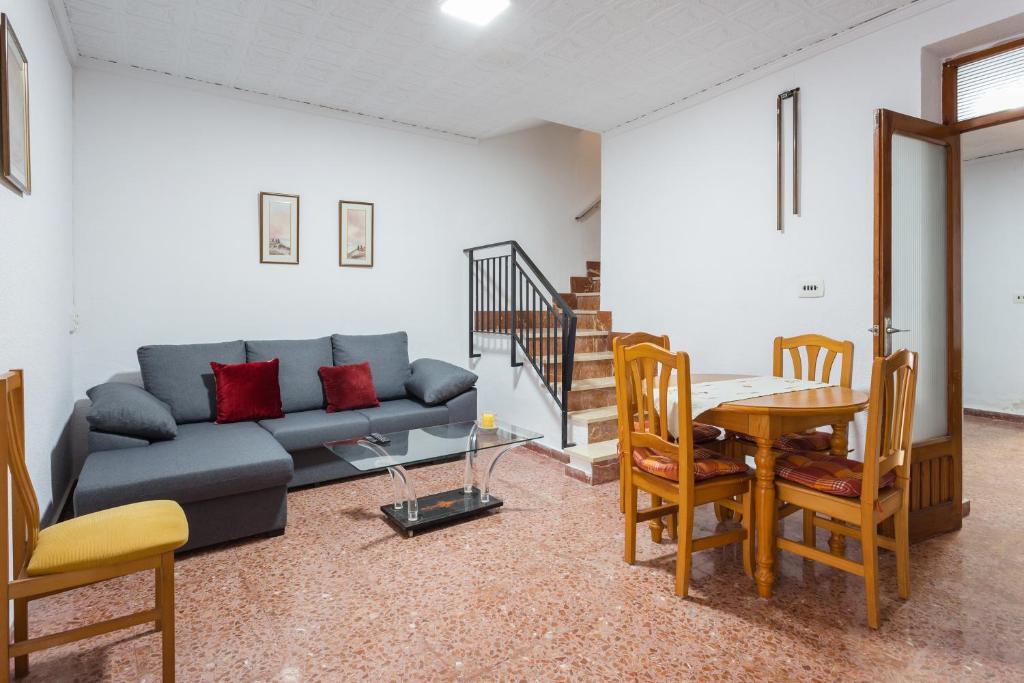 een woonkamer met een bank en een tafel bij La Matea in Llaurí