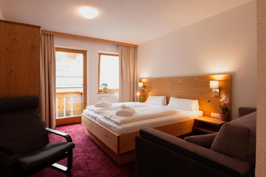 Postel nebo postele na pokoji v ubytování Erlebnishotel Fendels