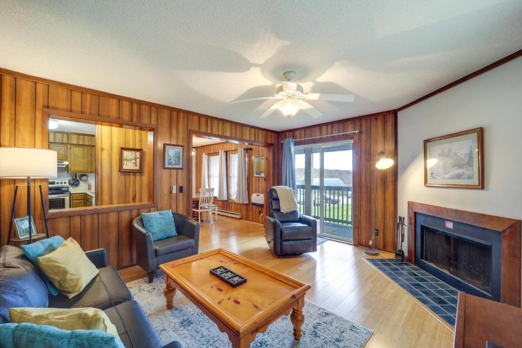 uma sala de estar com um sofá e uma lareira em Cozy Family Condo with Pool Access and Ski Slope Views em Beech Mountain