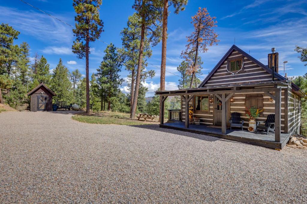 une cabane dans les bois avec une allée en gravier dans l'établissement Jemez Springs Cabin with Stunning Mtn Views!, à Jemez Springs