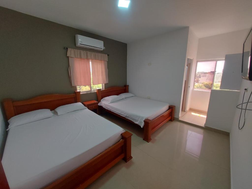 HOTEL LONDON Con Parqueadero - Standard Quadruple Room