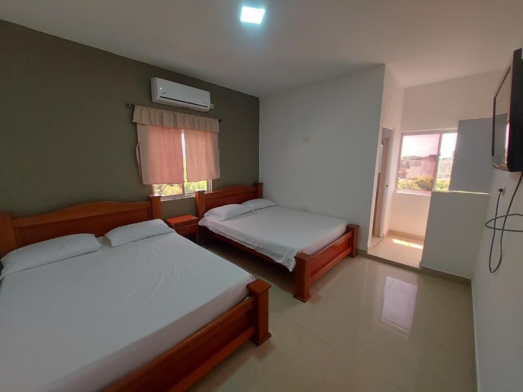 HOTEL LONDON Con Parqueadero - Triple Room