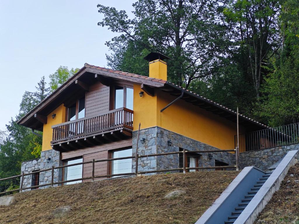 uma casa com uma varanda no topo de uma colina em Els Tres Sols em Camprodon